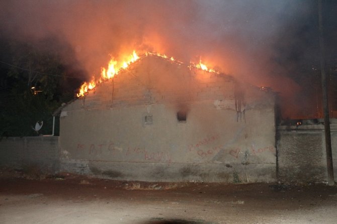 Yangın çıkan evdeki vatandaşı yanmaktan polis ekipleri kurtardı