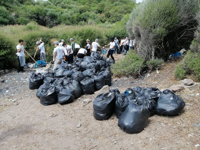 Mültecilerden kalan çöpleri temizliyorlar