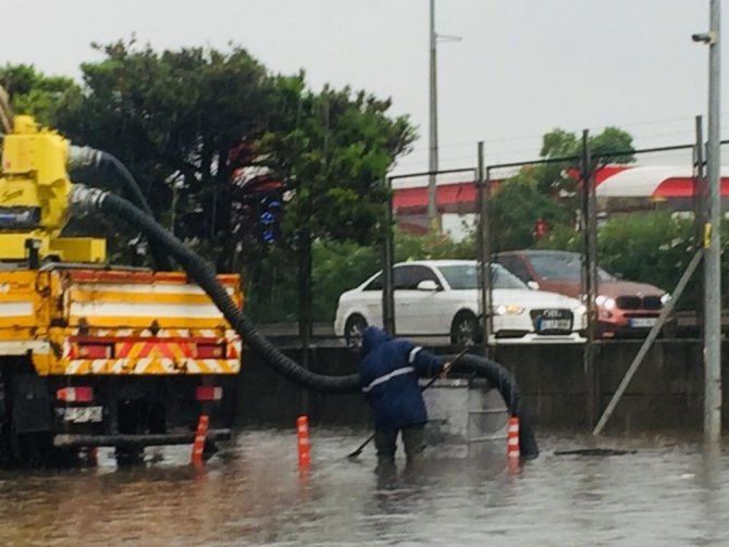 Büyükşehir ekipleri yoğun yağmurda önlemlerini arttırdı