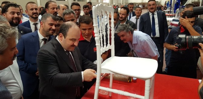 Bakan Varank, Sandalye Fabrikası’nda sandalye boyadı