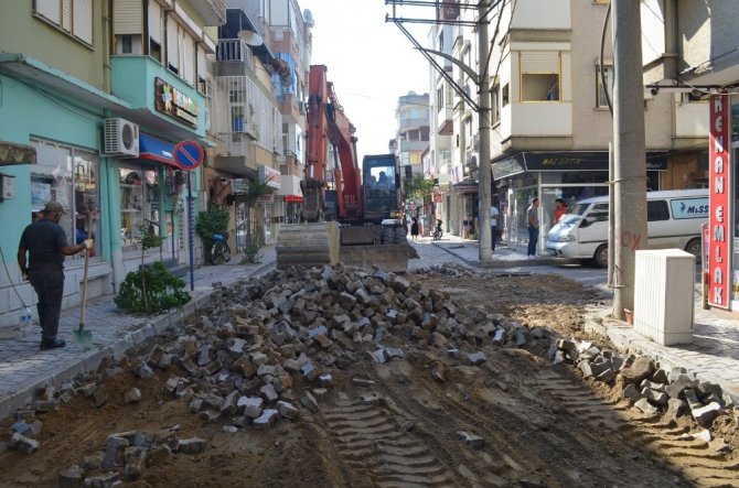 Turgutlu’da 25 yıllık yol yenileniyor