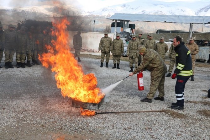 İtfaiyeden bedelli askerle yangın eğitimi