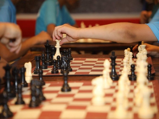 Eyüpsultan Belediyesi’nin Yaz Spor Okullarında satranç derslerine büyük ilgi