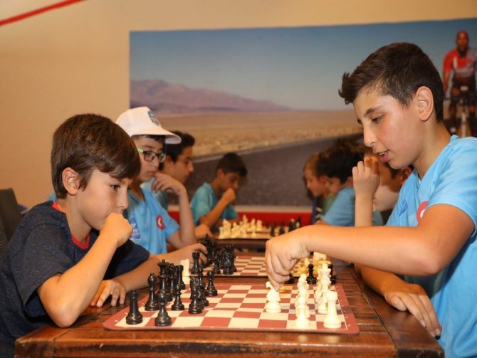 Eyüpsultan Belediyesi’nin Yaz Spor Okullarında satranç derslerine büyük ilgi