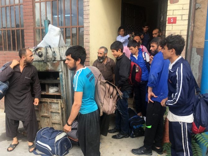 Beyoğlu’nda kaçak göçmen operasyonu: Afgan ve Pakistan uyruklu 35 kişi yakalandı