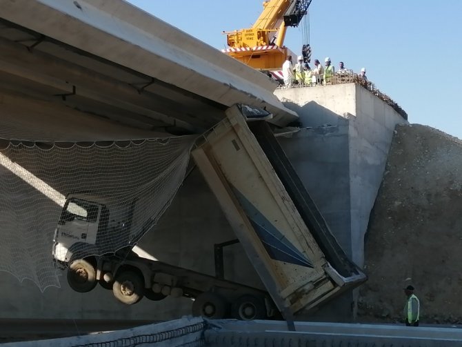 İzmir’de damperi açık kalan kamyon viyadüğe çarptı: 1 yaralı