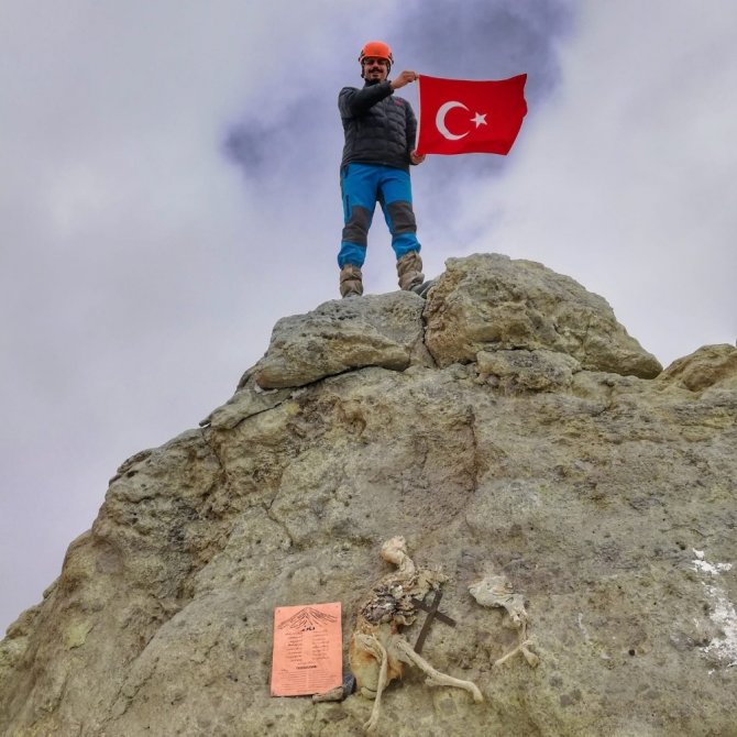 Orta Doğu’nun en yüksek dağında Türk bayrağı dalgalandırdı