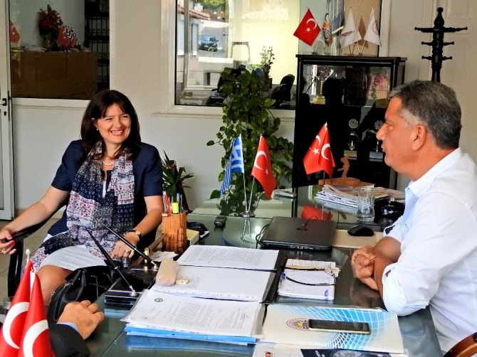 Yunanistan İzmir Başkonsolosu Argyro Papoulia’dan, Çeşme’de yazlık ev sahiplerine vize kolaylığı sözü