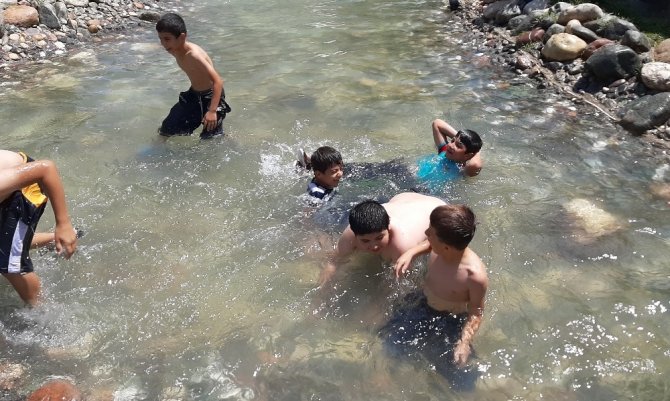 Çocuklar tehlikeye rağmen süs havuzlarında serinliyor