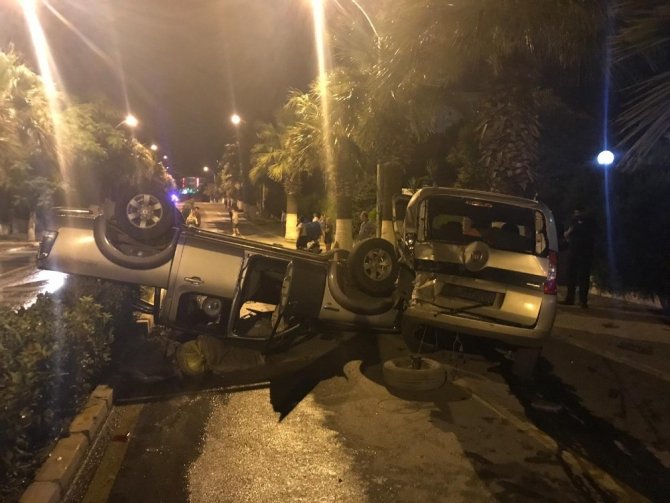 Kamyonet park halindeki araçlara çarptı: 1 yaralı