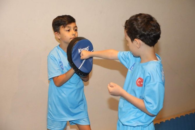 Eyüpsultanlı çocuklar karate öğreniyor