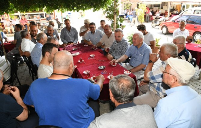 Turan, Lapseki’de teşkilat ile birlikte halk pazarını gezdi