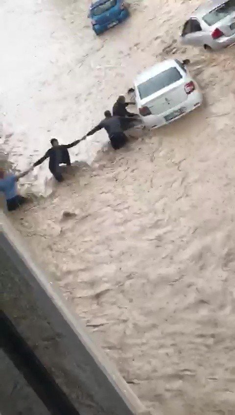 Sel sularına kapılan otomobili yüzdürerek kurtardılar