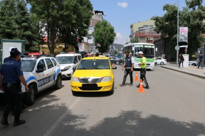 Kars’ta polis taksilere uygulama yaptı