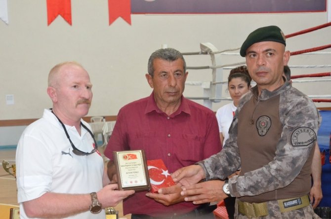 Şehit Özel Harekat Polisi Kübra Doğanay ve Cennet Yiğit Muaythai şampiyonası başladı