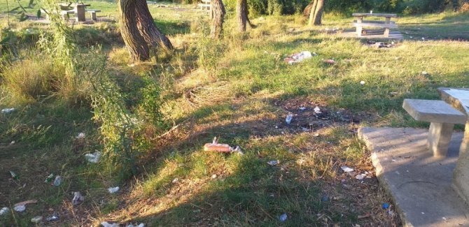 Tekirdağ’da piknik alanında çöp tepkisi