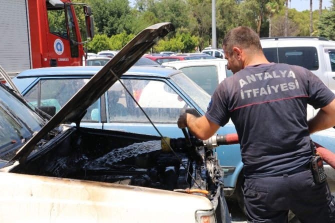 Yayladan gelen araç Antalya sıcağında alev aldı