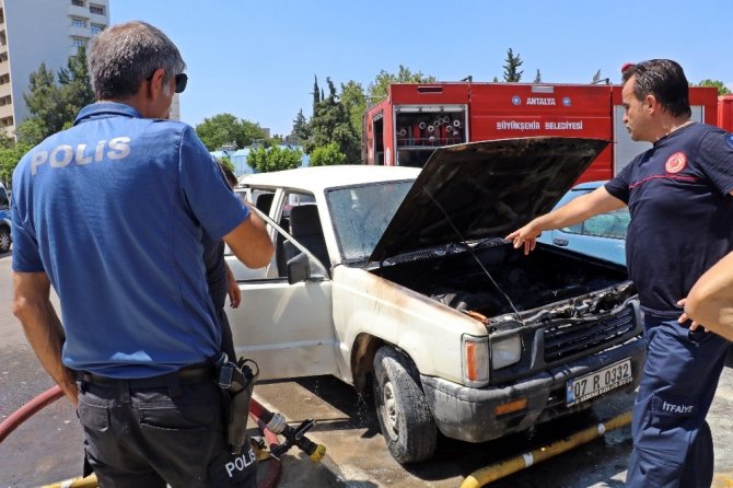 Yayladan gelen araç Antalya sıcağında alev aldı