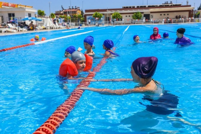 Otizmli çocuklar yaz boyu Kepez’de yüzecek
