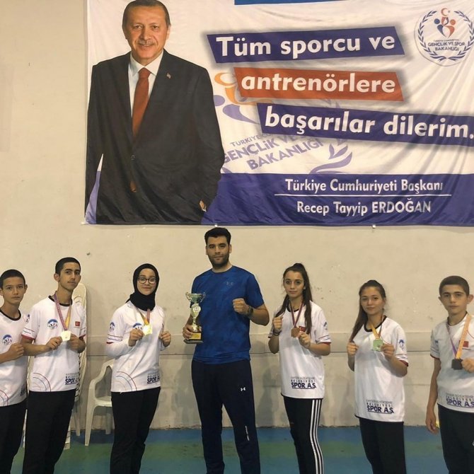 Kayserili Kickboks sporcuları Ankara’dan 6 madalya ile döndü