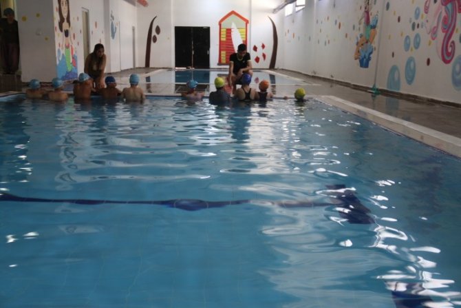 Bağlar Belediyesi’nden annelere yüzme dersi
