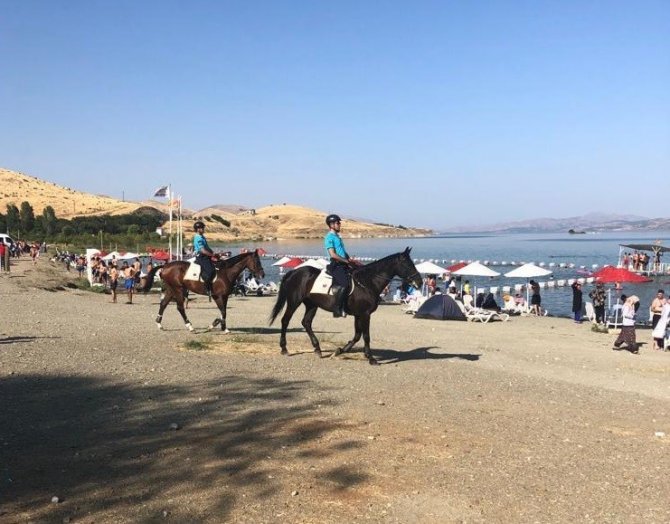 Atlı devriye,Hazar Gölü Plajı’na indi