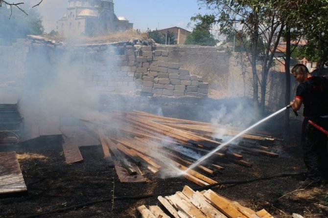 Arazi içinde bulunan ahşap inşaat malzemeleri yandı