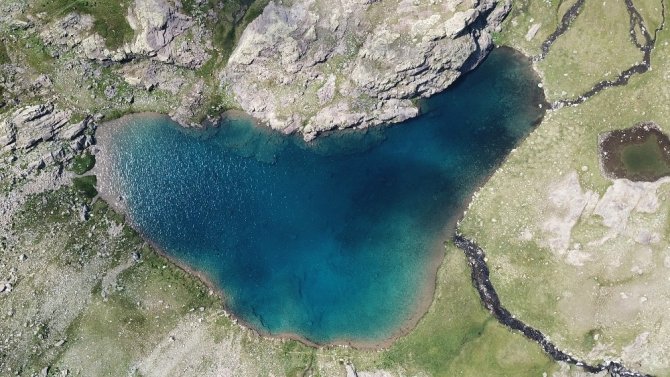 Yüksek zirvelerin cenneti: Artabel Gölleri Tabiat Parkı