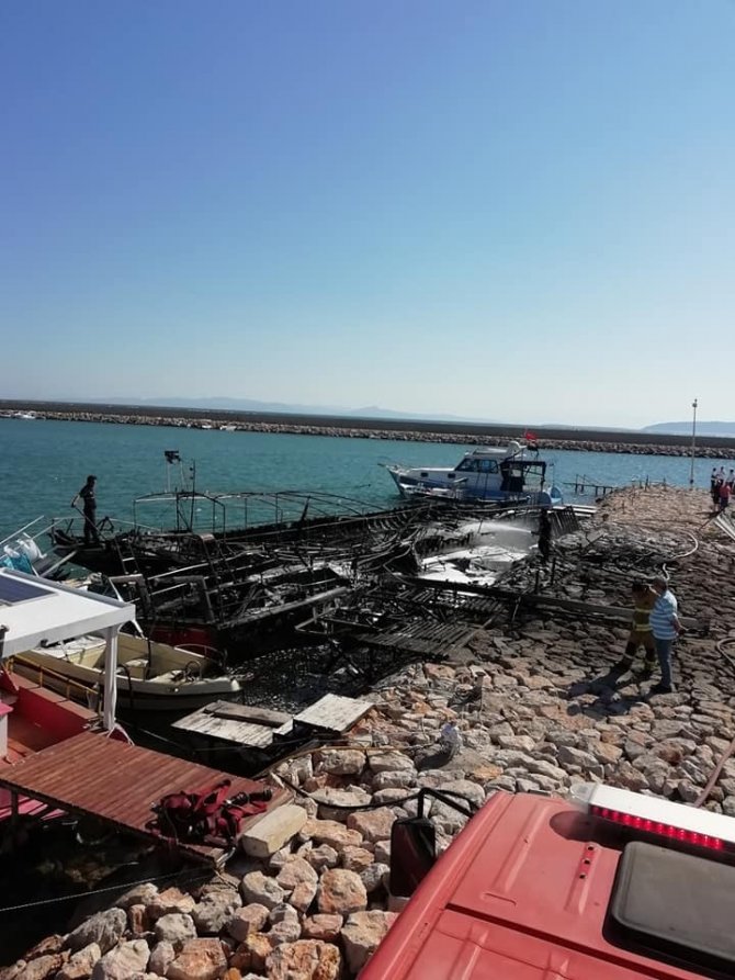 İzmir’de gezi teknesi alev topuna döndü, 3 tekneyi daha yaktı