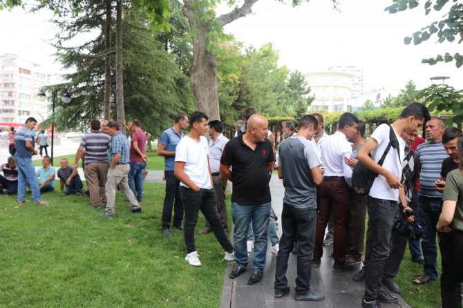 Seyyar satıcılardan Büyükşehir Belediyesi önünde eylem