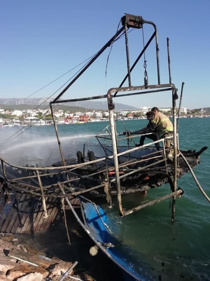 İzmir’de gezi teknesi alev topuna döndü, 3 tekneyi daha yaktı