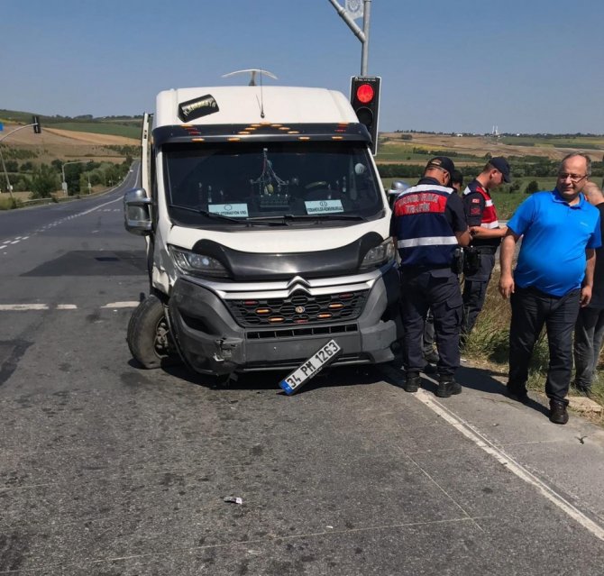 Arnavutköy’de iki araç kafa kafaya çarpıştı: 4 yaralı