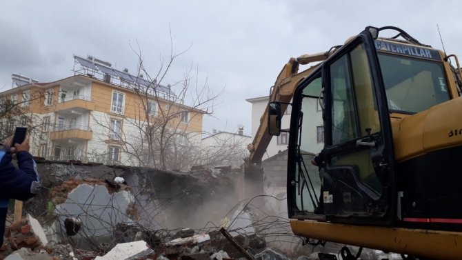 Bingöl’de 17 metruk ve 25 kaçak yapı yıkıldı