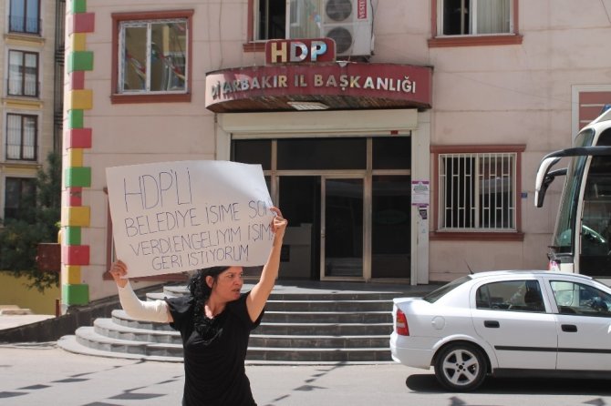 İşten çıkarıldığını iddia eden engelli kadın, HDP önünde protesto eylemi yaptı
