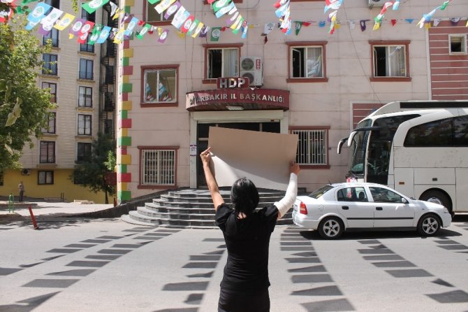 İşten çıkarıldığını iddia eden engelli kadın, HDP önünde protesto eylemi yaptı