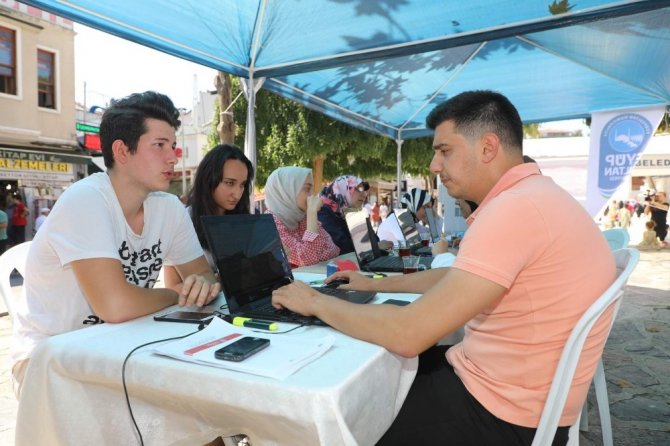 Eyüpsultan Meydanı’nda ücretsiz YKS tercih çadırı kuruldu