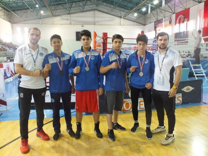 Kağıtsporlu genç boksörler Gümüşhane’den madalyayla döndü