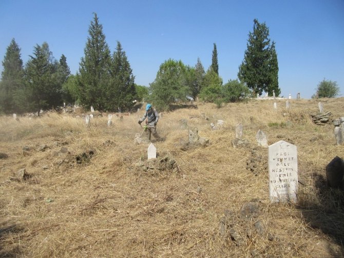 Alaşehir mezarlıkları bayrama hazırlanıyor