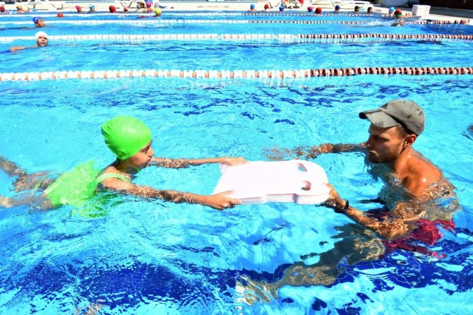 Osmangazi’de çocuklar için yüzme vakti