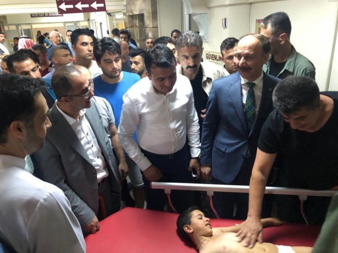 Şanlıurfa Valisi Suriye’den atılan roketle yaralananları ziyaret etti
