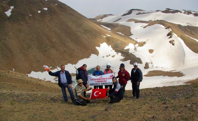 Dağcılar, Türkiye’nin volkanik en yüksek ikinci dağı olan Süphan Dağı’nın zirvesinde buluştu