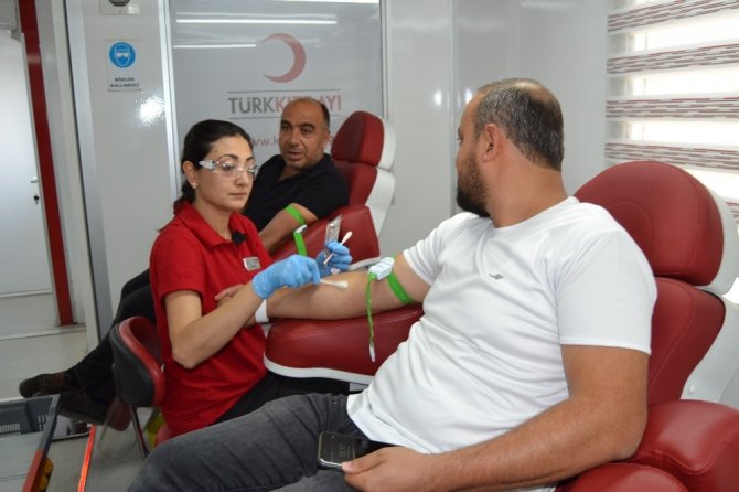Sağlık çalışanları ve vatandaşlardan kan ve kök hücre bağışı