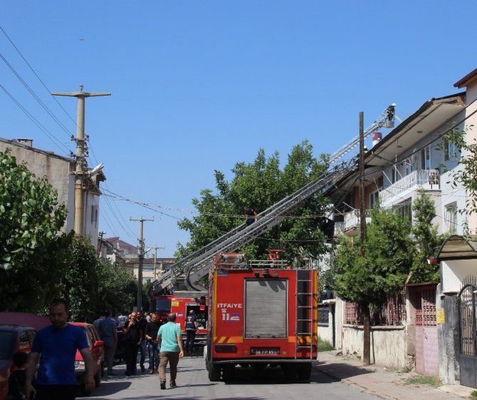 Misafirlerini ağırladıkları sırada evlerinin çatısı yandı