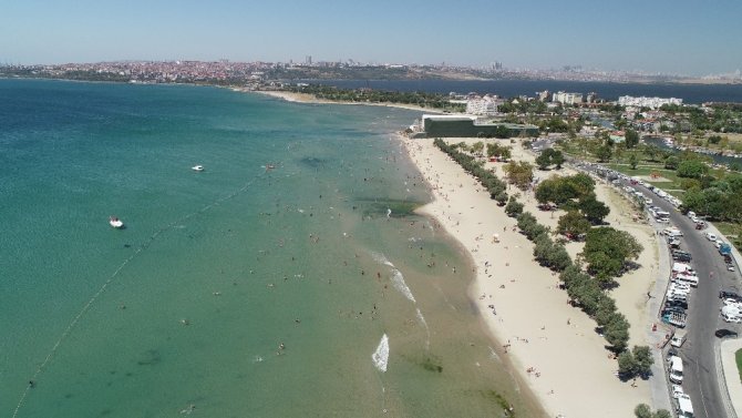 Bayramda İstanbullular Menekşe plajına akın etti