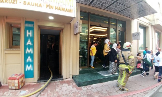 Fatih’te otelde çıkan yangın paniğe yol açtı