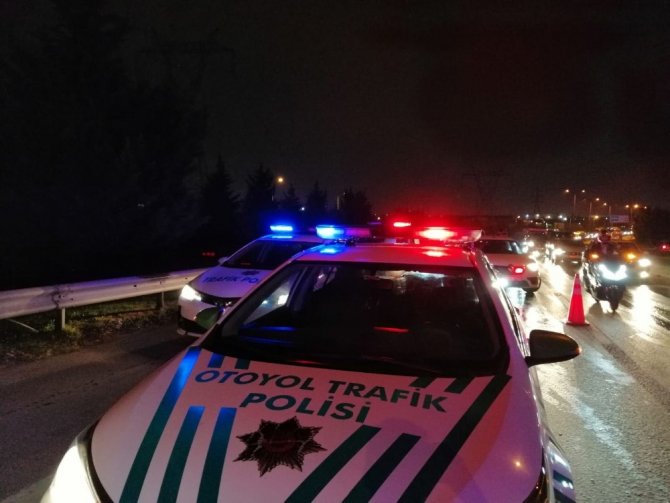 Kayganlaşan yolda metrelerce süreklenen polis ağır yaralandı