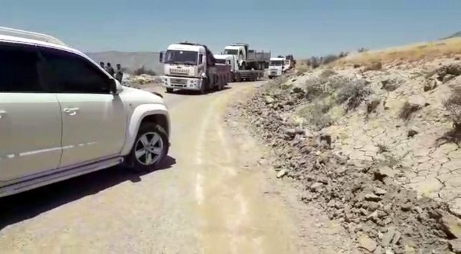 Siirt’te baraj kapaklarının açılmasıyla yol ulaşıma kapandı, araçlar mahsur kaldı