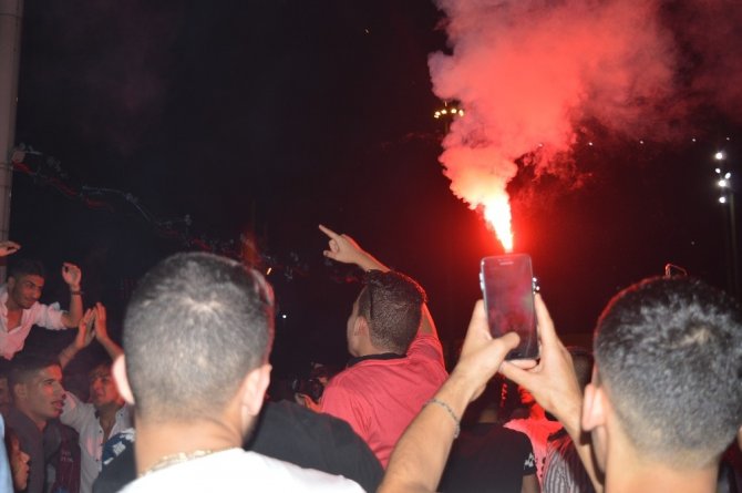 Liverpool’lu taraftarların Taksim’de kupa coşkusu