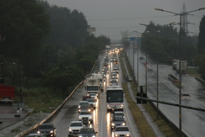 Yağış nedeniyle D-100’de trafik durma noktasına geldi