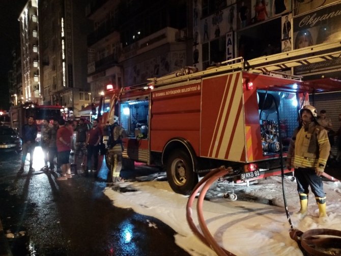 Aksaray’daki bir tekstil hanında çıkan yangın paniğe sebep oldu